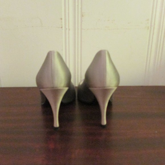 Stuart Weitzman pale silver satin pumps with rhinestone circle Stunning - Picture 3 of 8